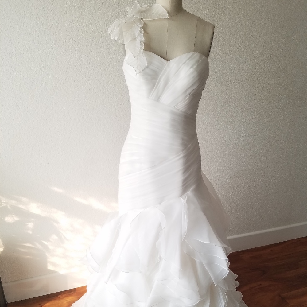 La sposa/Pronovias Wedding Gown